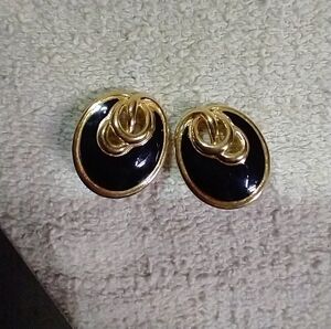 Goldtone black round earrings trifari no backs